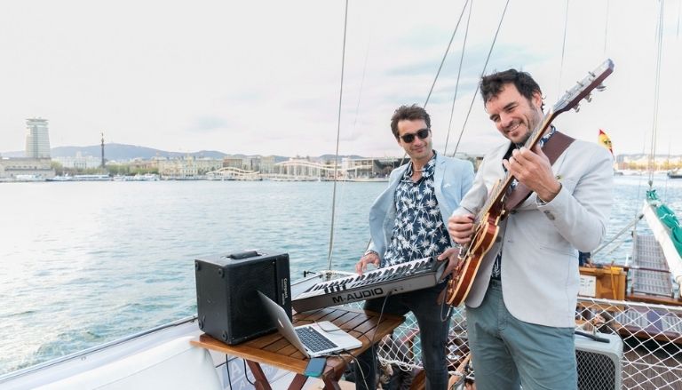Musica en catamaran al atardecer en Barcelona