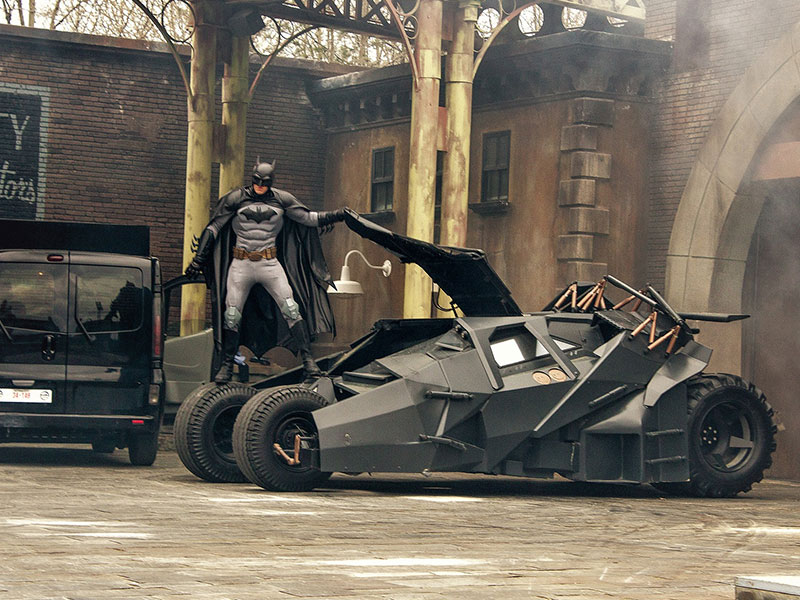 Batman posando junto al Batimovil 