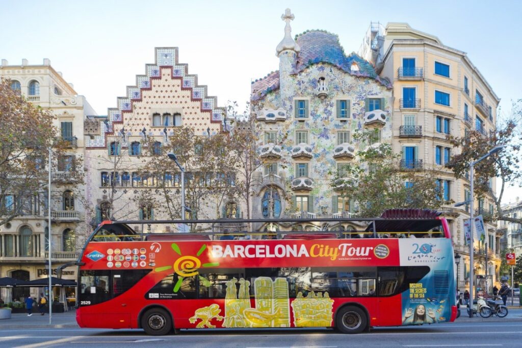 Vista lateral del bus turístico de Barcelona