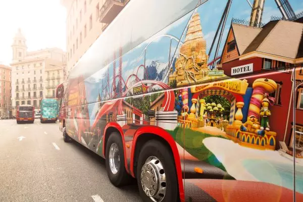 Vista frontal del decorado del bus oficial hacia PortAventura