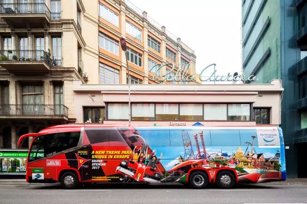 Bus oficial de Julià Travel para PortAventura Park