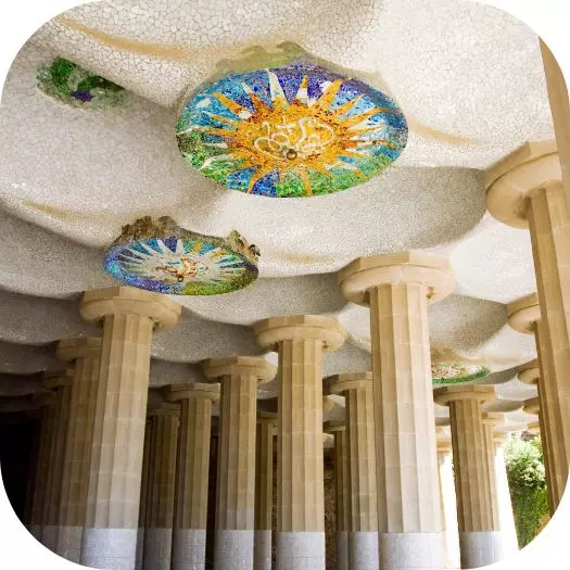 Columnas y techo de la Sala Hipóstila en el Park Güell, Barcelona.