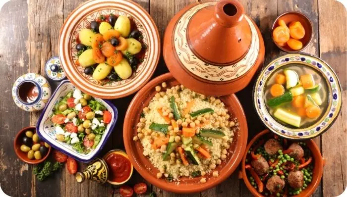 Cuscús de verduras junto a otros platos marroquíes