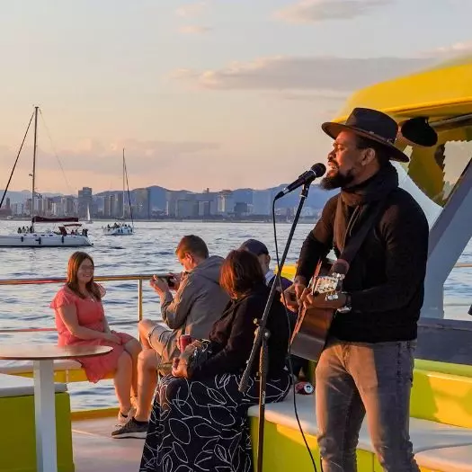 Paseo en Catamarán al atardecer en Barcelona con música en vivo