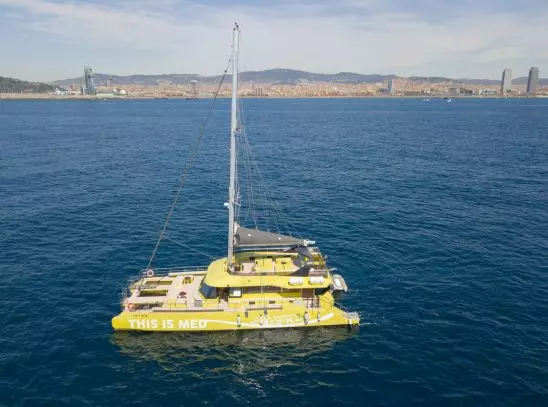 Vista aérea del catamarán en Barcelona