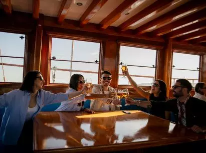 Un grupo de amigos en el bar interior del barco 