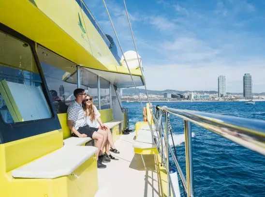 Una pareja disfrutando de las vistas a bordo del catamarán en Barcelona