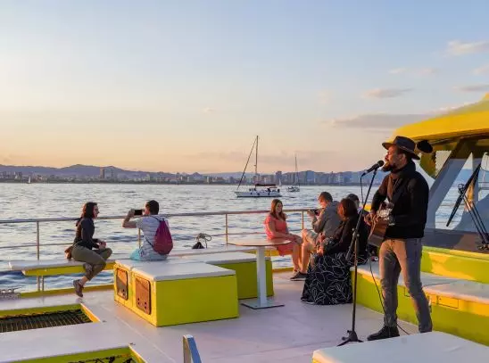 Show musical a bordo del barco durante el sunset en Barcelona