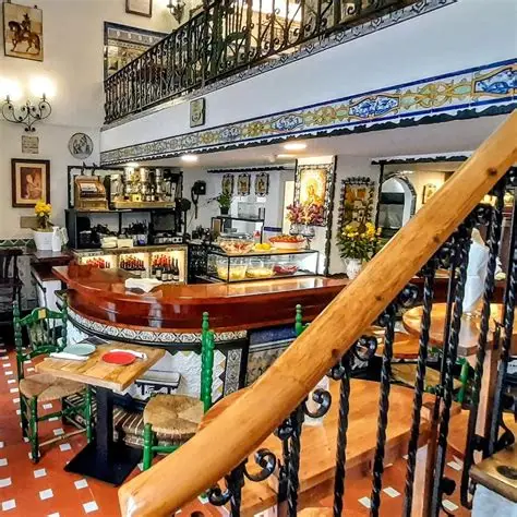 interior de las golondrinas de Triana, Sevilla